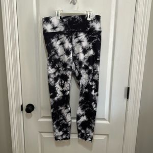 Fabletics black and white tye dyed leggings and matching sports bra
